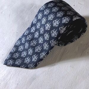 Von Maur Necktie Mens Navy Blue Silk Crest‎ Pattern Custom Collection Tie